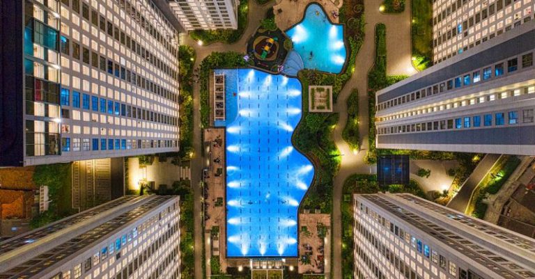Hotels With Pools Belgrade - Bird's Eye View Of Hotel Buildings And A Pool